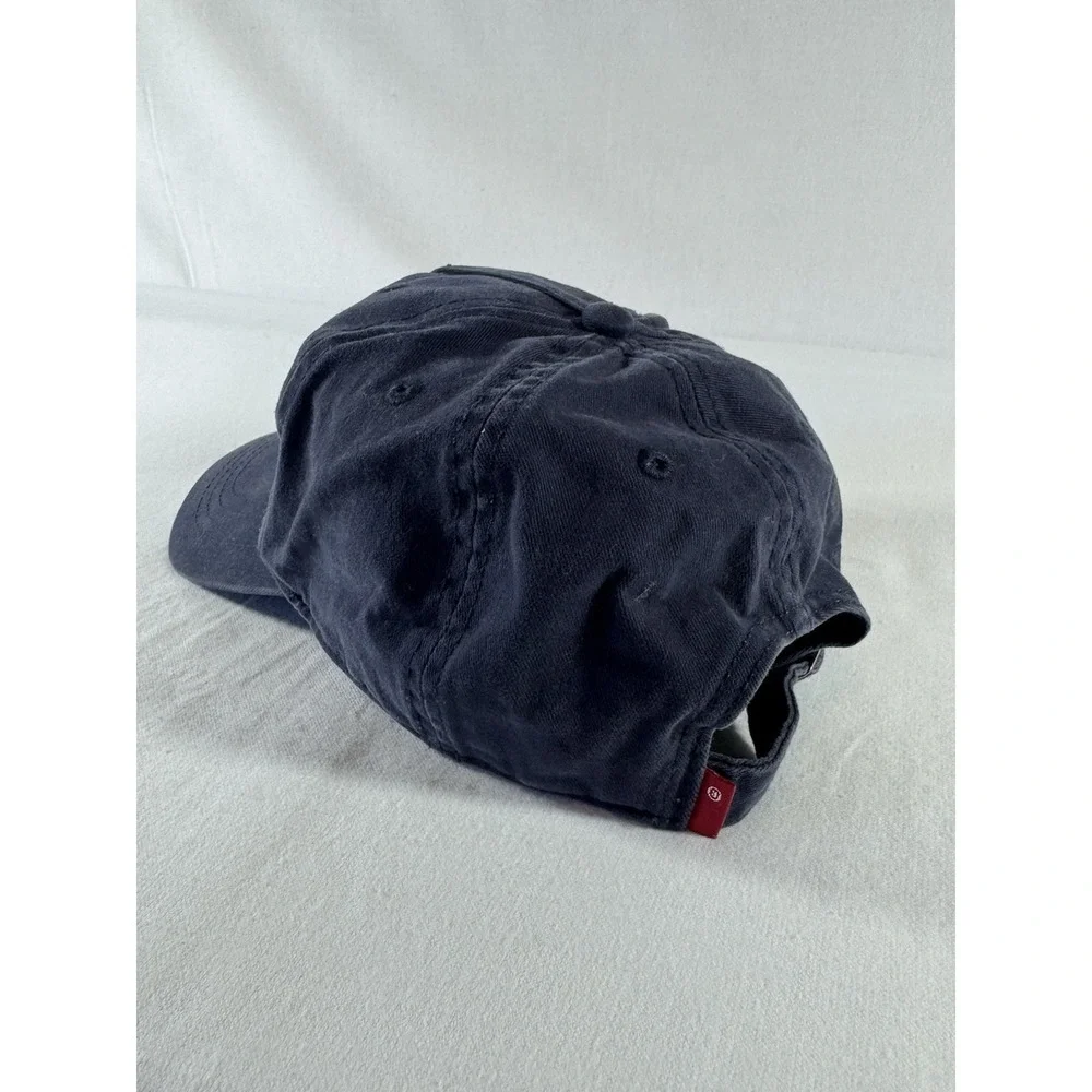 Levi's Batwing Baseball cap - adjustable strap one size with red logo (Navy)